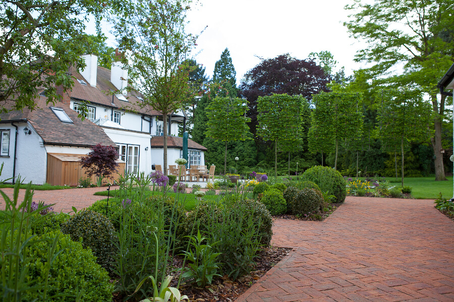 flaunden-arts-and-crafts-garden-02