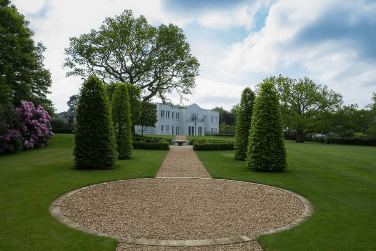 spring garden inspiration for hedgerows