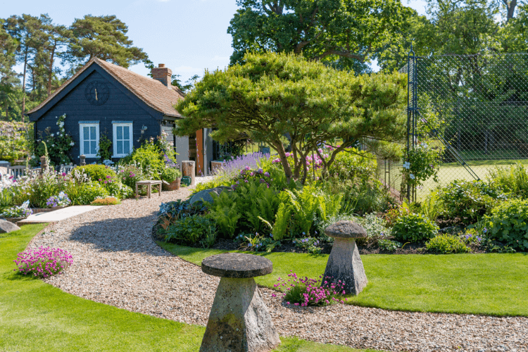 spring garden inspiration for hedgerows