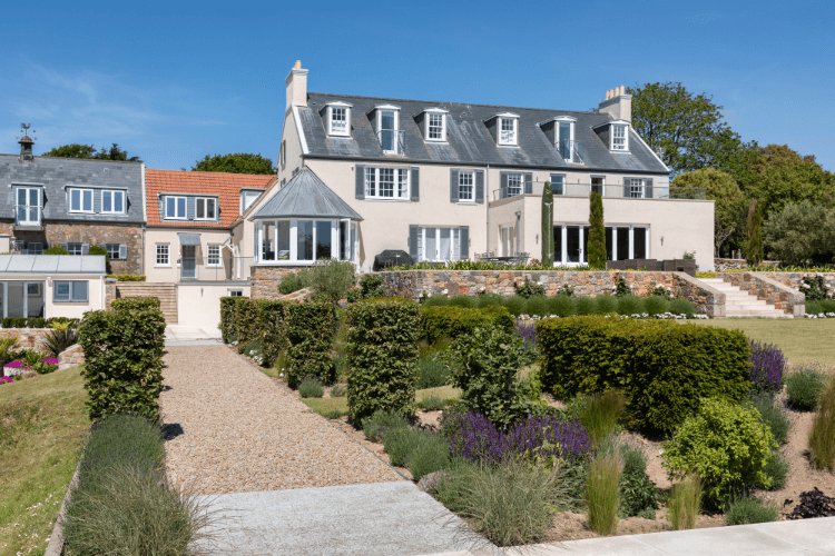 le val lodge gardens