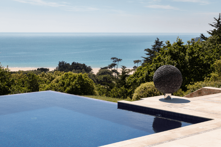 le val lodge infinity pool