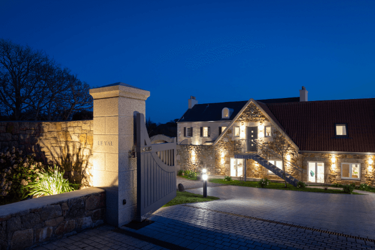 le val lodge drive by night