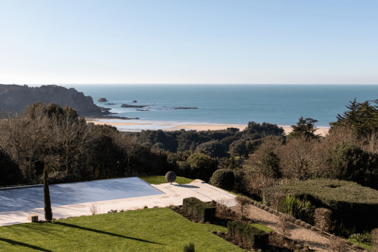 le val lodge view to sea