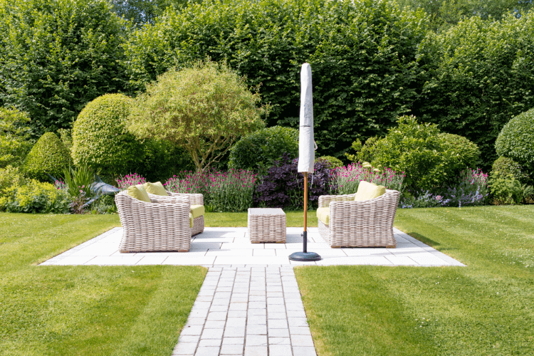spring garden inspiration for hedgerows