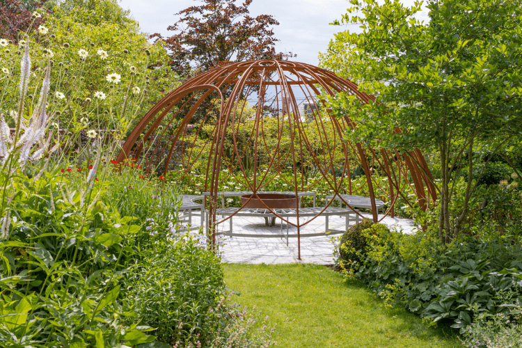 spring garden inspiration for hedgerows