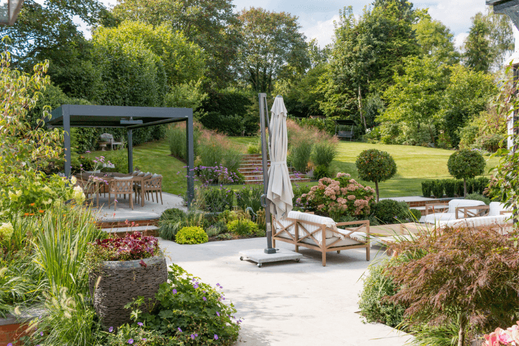 spring garden inspiration for hedgerows