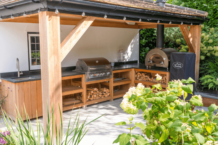 spring garden inspiration for hedgerows