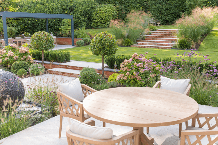 spring garden inspiration for hedgerows